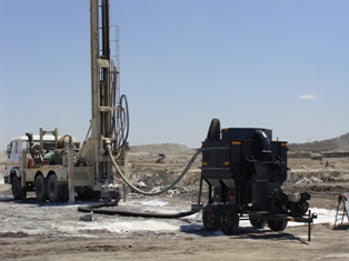 Mobile dust collector operating alongside drilling rig