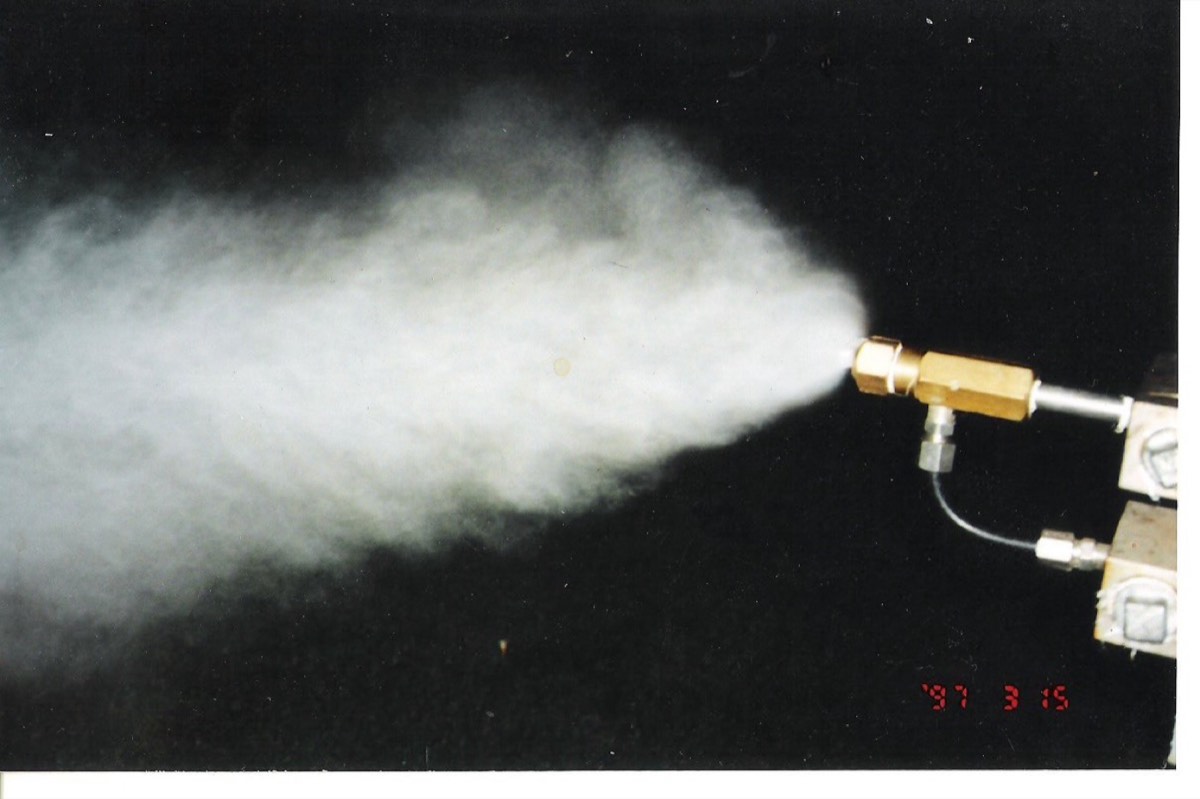 Dry fog nozzle producing a dense cloud of micron-sized water droplets