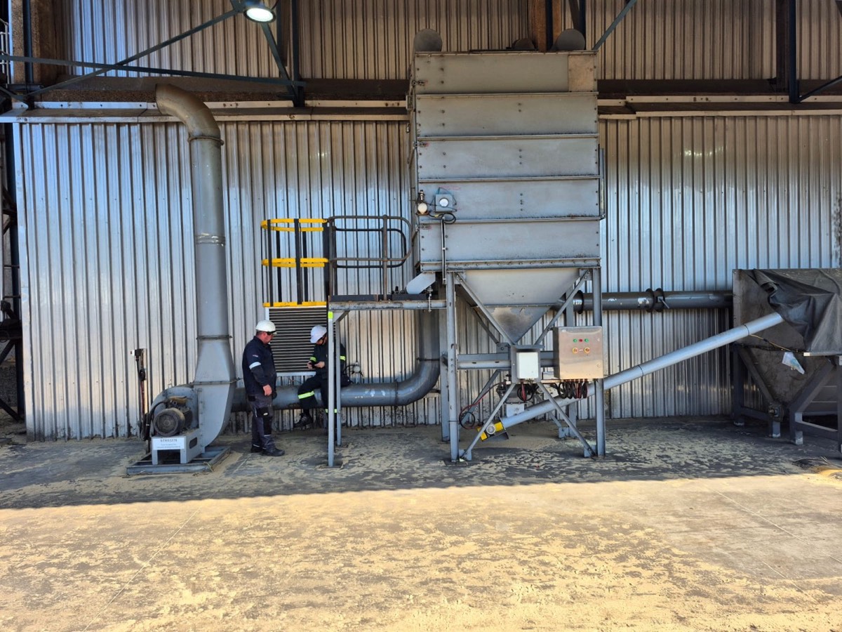 Stainless steel sulphur dust extraction unit with screw conveyor at Sappi Saiccor